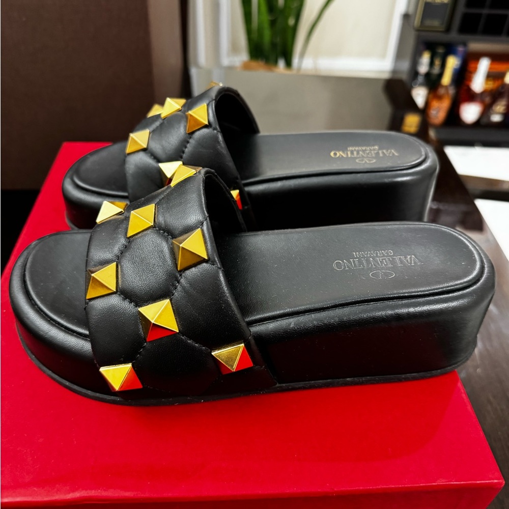 Valentino Garavani platform slides size 36.5